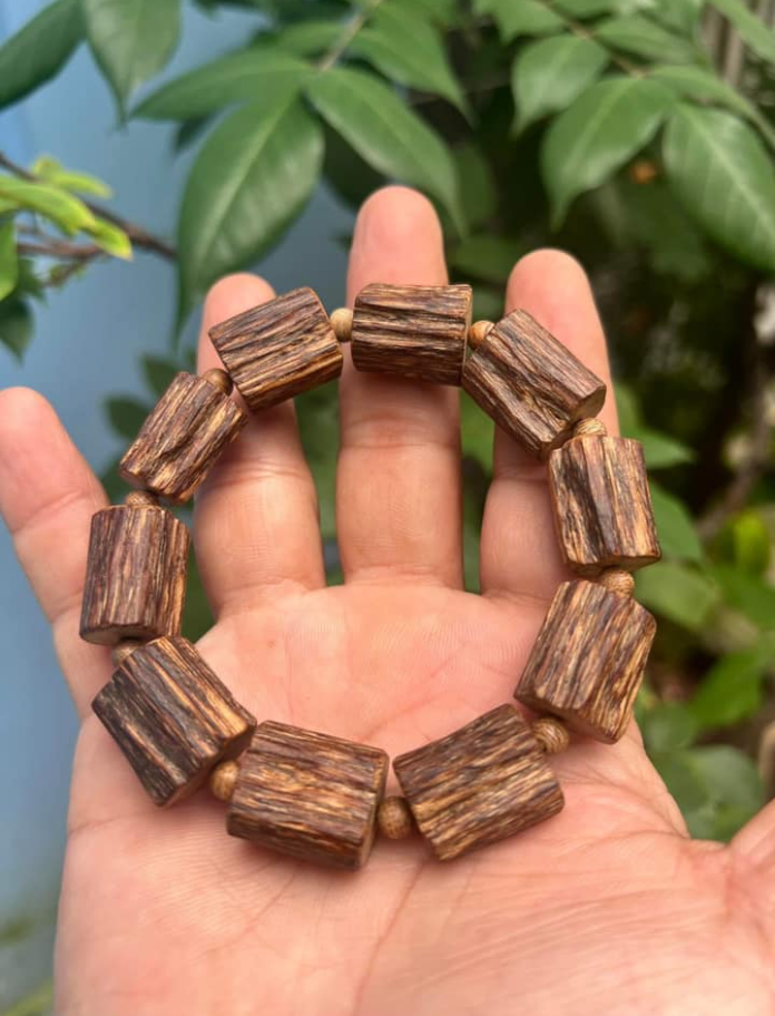 Vòng trầm hương rừng tự nhiên Banh 12ly mùi thơm sống mạnh 2.png